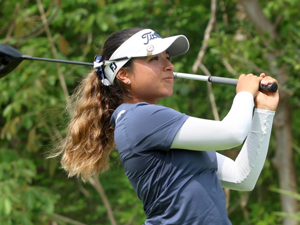 María José Marín golpeando una pelota de golf en un torneo internacional.