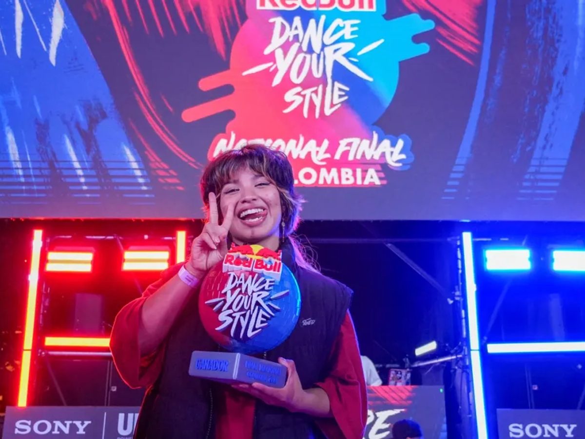 Sharay bailando en una competencia urbana con público alrededor.