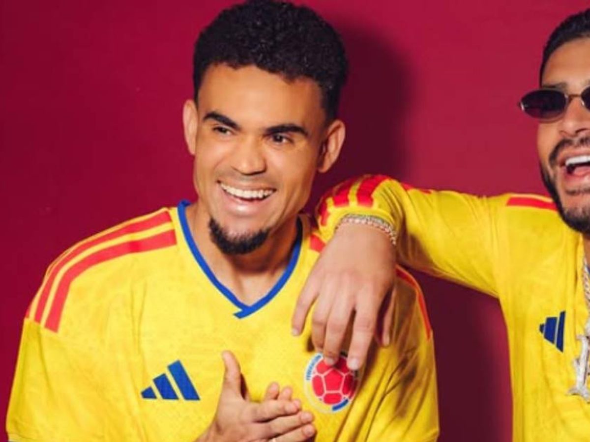 Dos artistas colombianos celebrando un reconocimiento internacional de música.