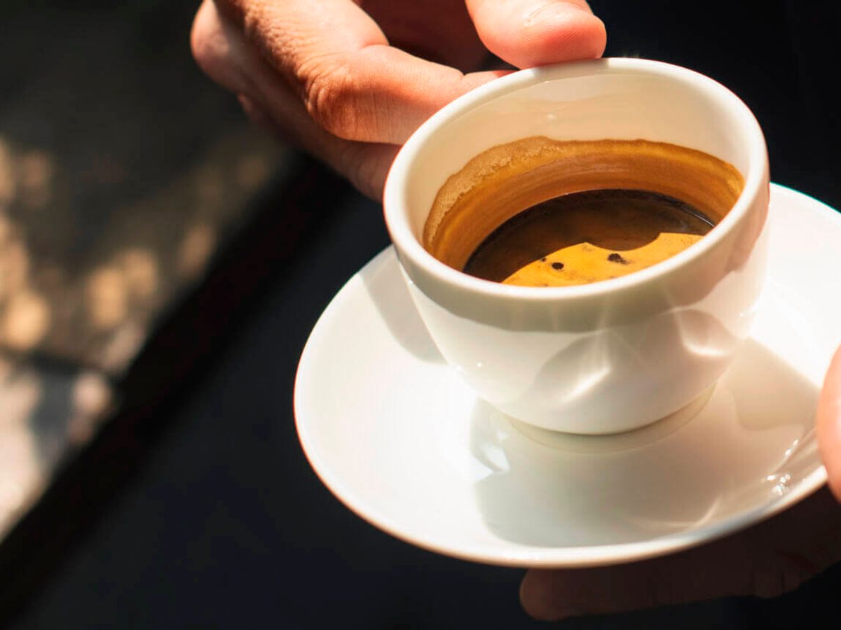 Equipo de café espresso preparado con tecnología moderna