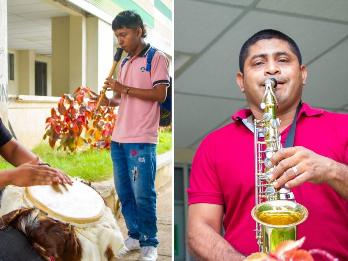 Instrumentos musicales sobre un pupitre de aula.