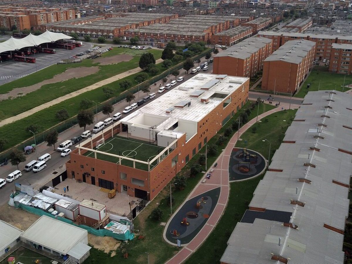 Estudiantes de un colegio público celebrando un reconocimiento internacional por su modelo de convivencia.