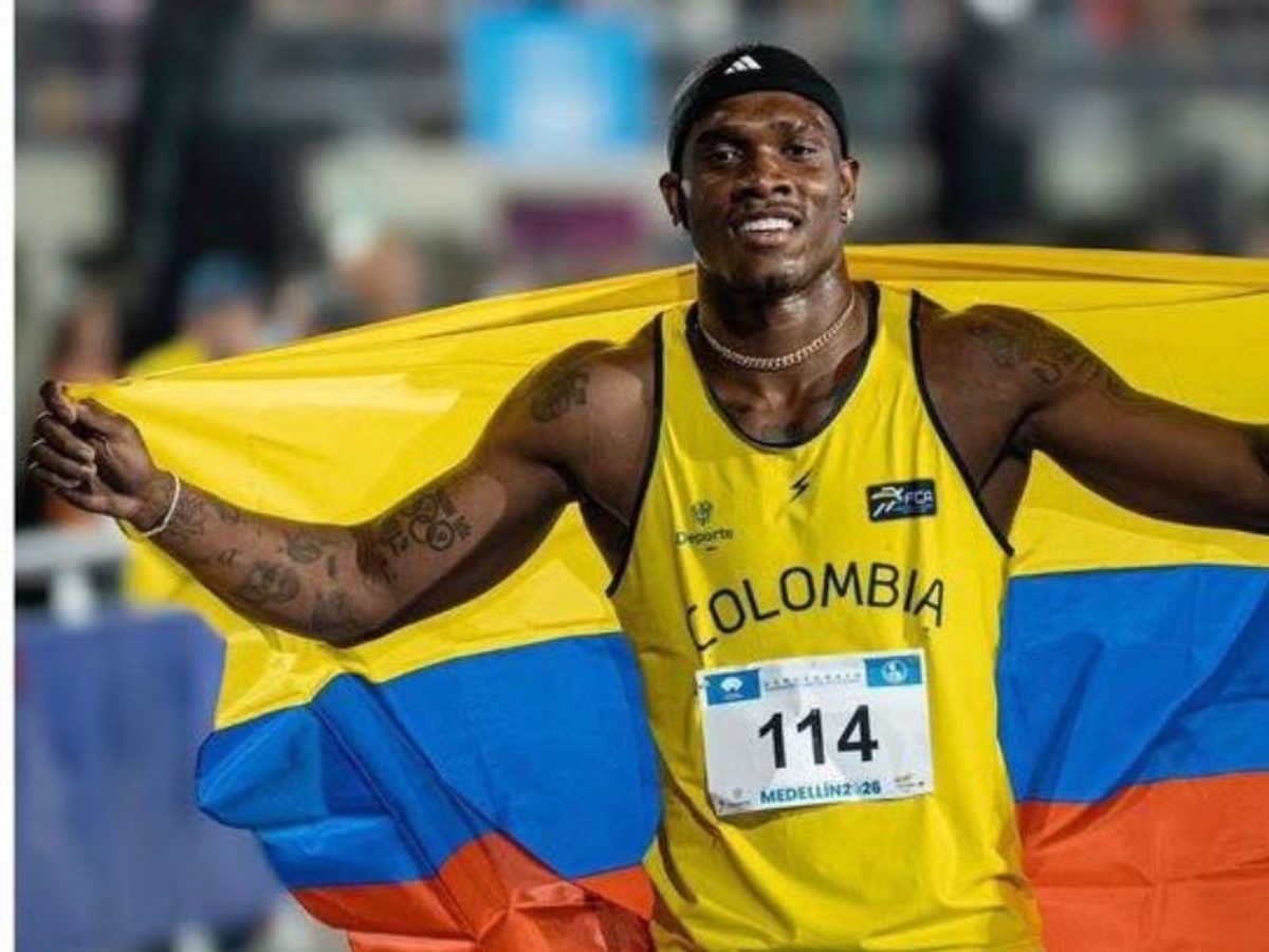 Ronal Longa celebra una victoria histórica en los 100 metros en Medellín.