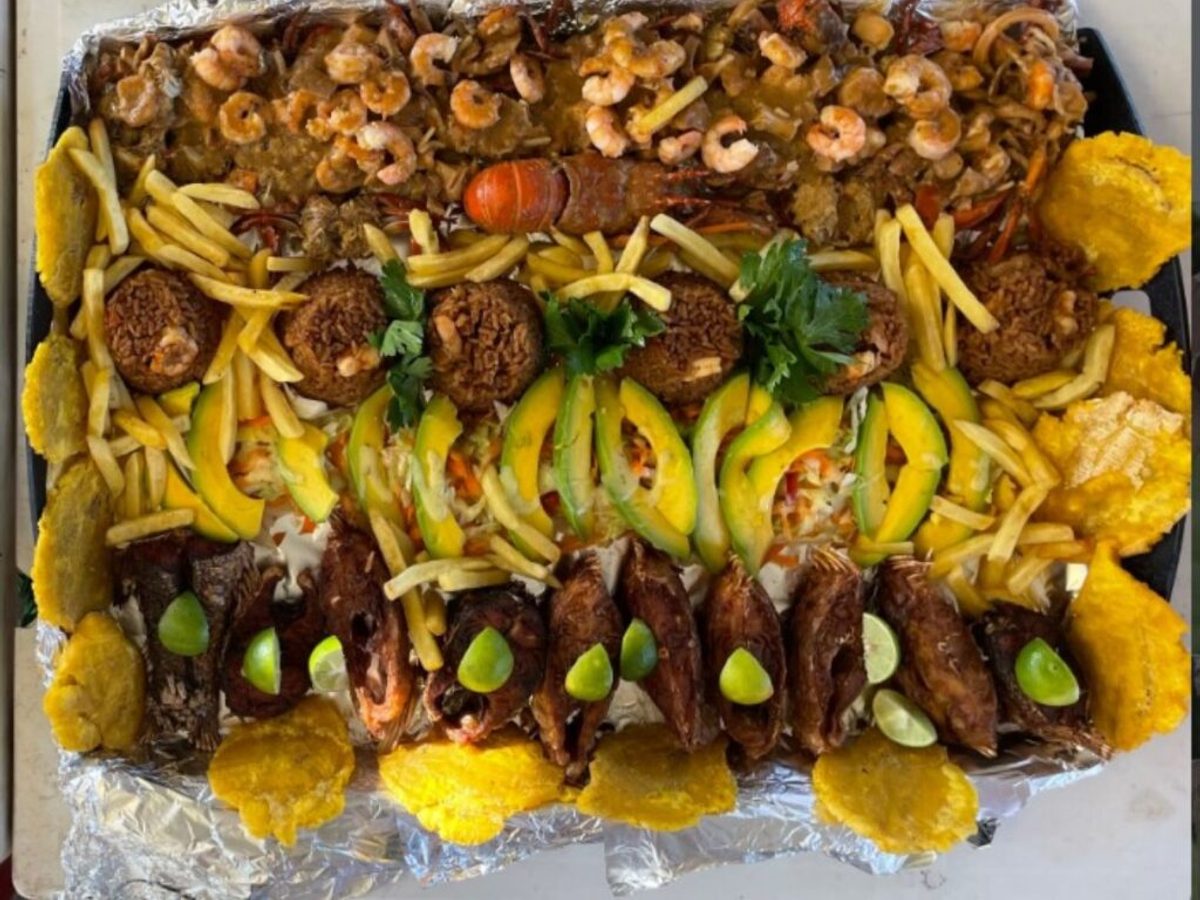 Mesa con platos típicos del Caribe colombiano y frutas tropicales.