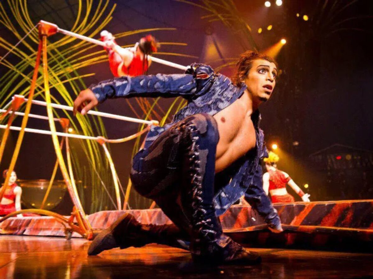 Un artista de circo colombiano en un escenario internacional.