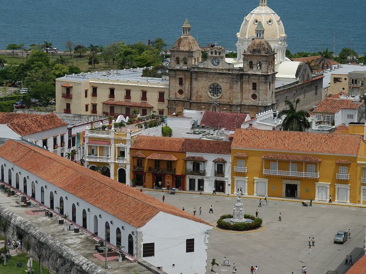 Vista de un destino turístico colombiano con paisaje natural y actividad de visitantes.