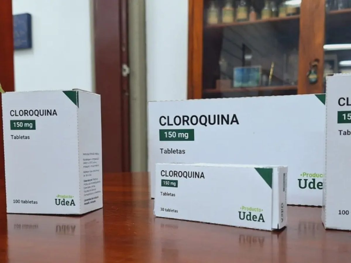 Tabletas de medicamento sobre una superficie limpia y de laboratorio.