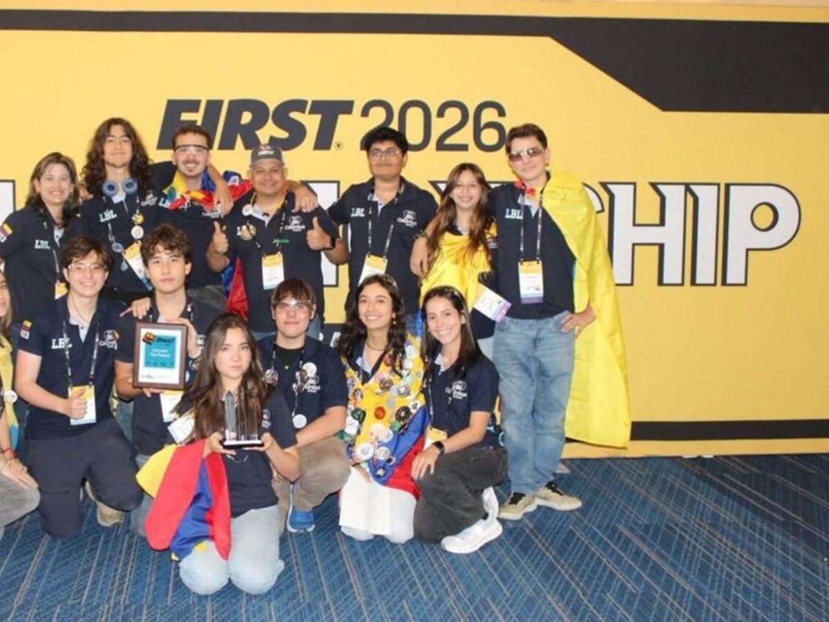 Equipo estudiantil de robótica celebrando un logro internacional.