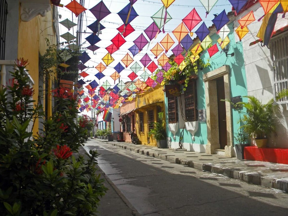Vista colorida de una plaza y calles patrimoniales de Getsemaní en Cartagena.