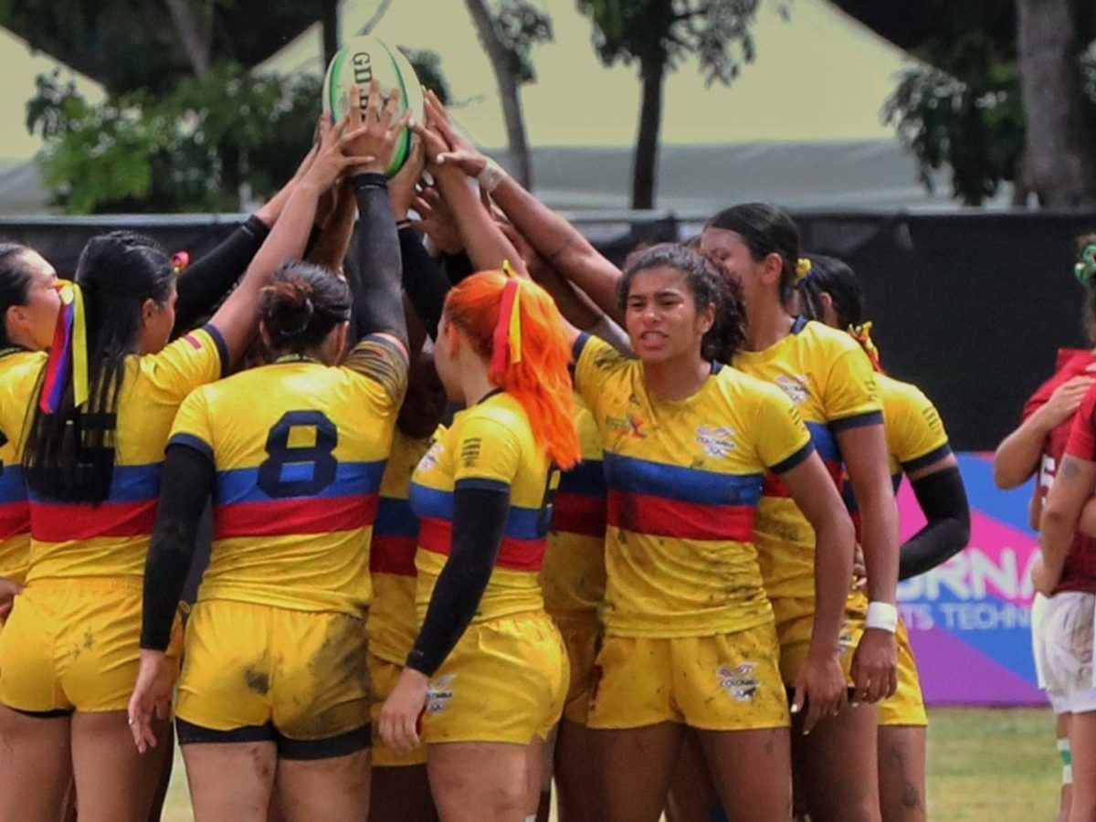 Selección de rugby celebrando un triunfo internacional con una medalla de oro.
