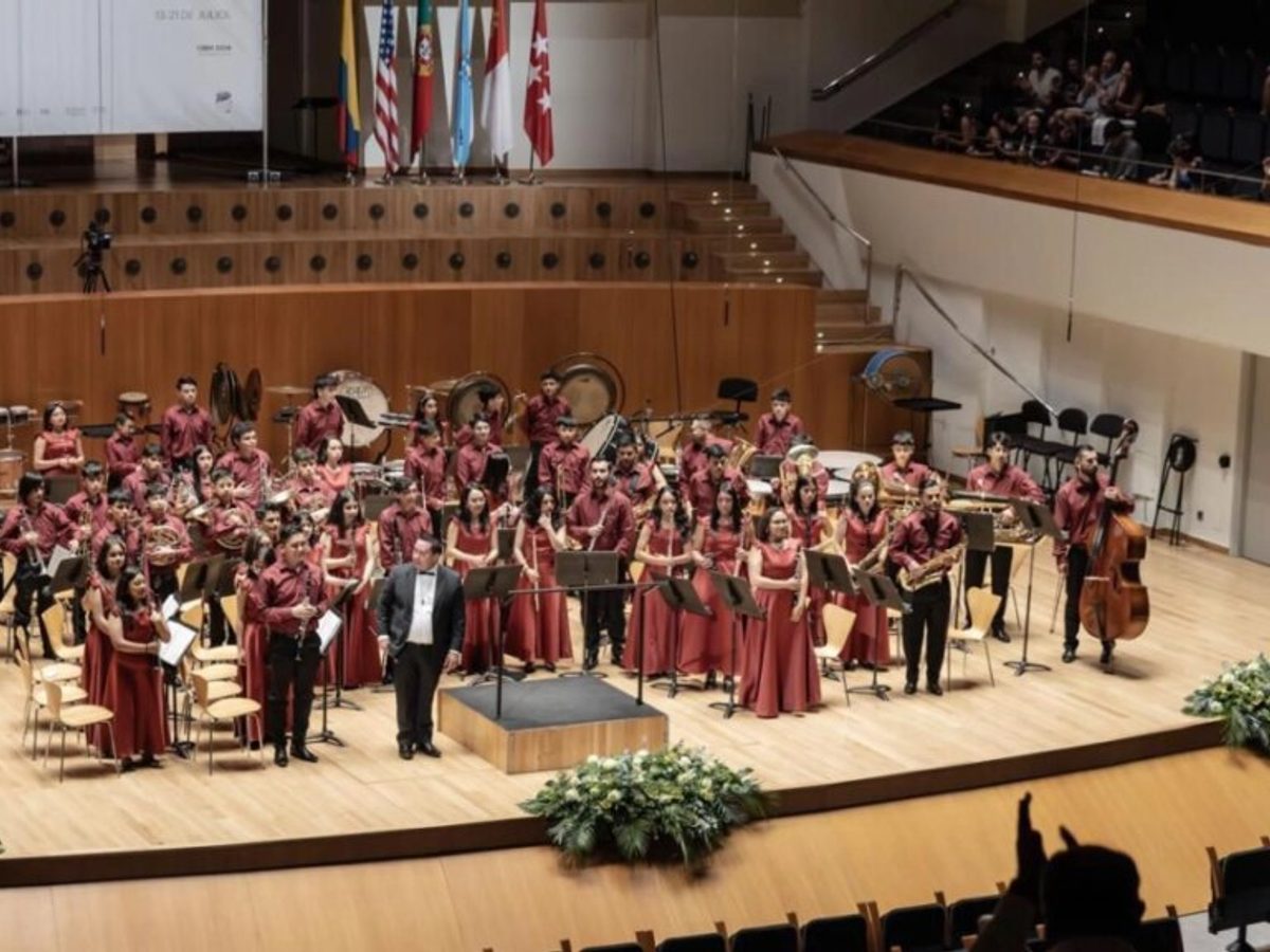 Banda sinfónica colombiana celebrando un triunfo musical internacional.