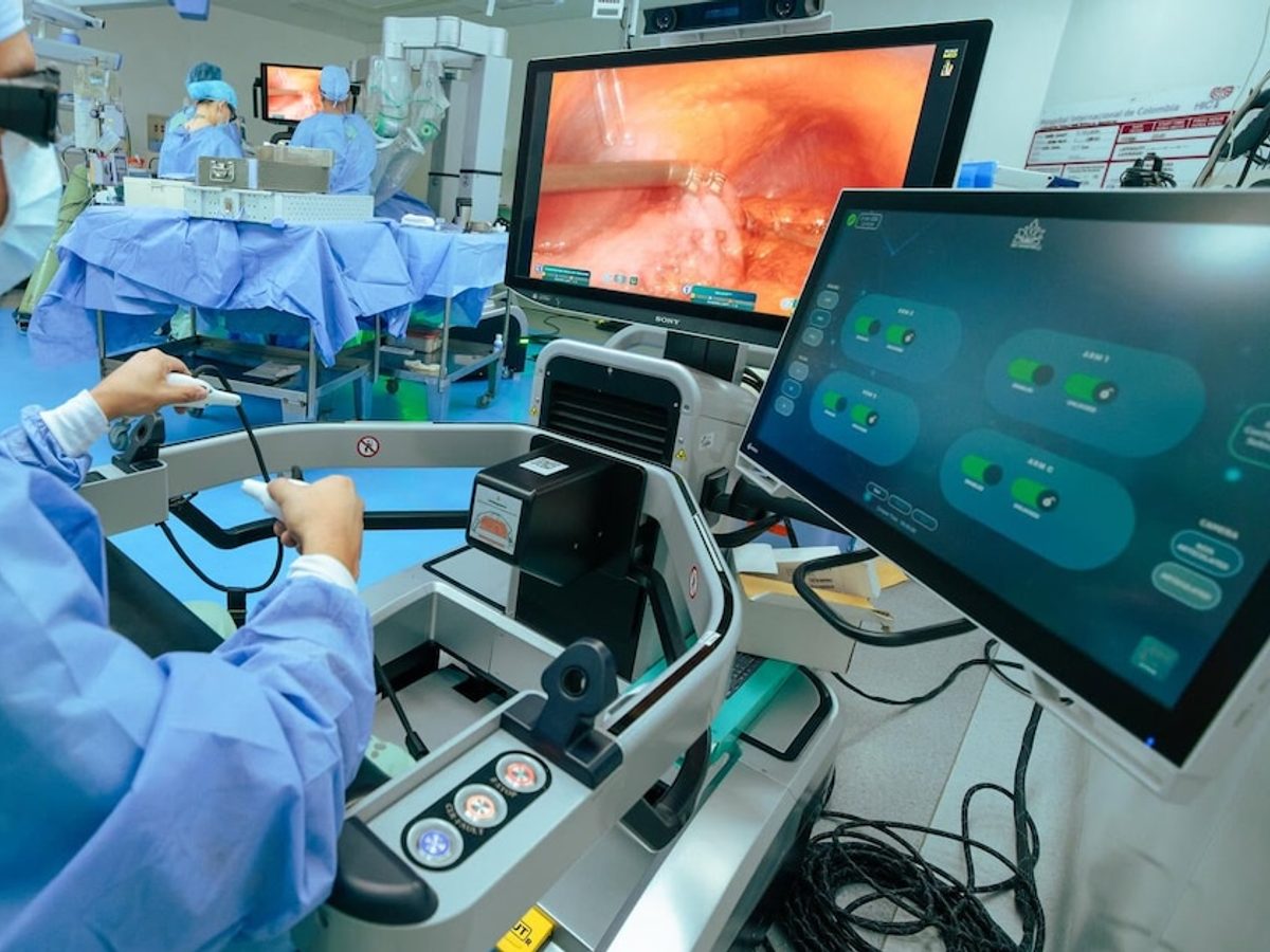 Telecirugía robótica entre Colombia e India con tecnología médica avanzada.