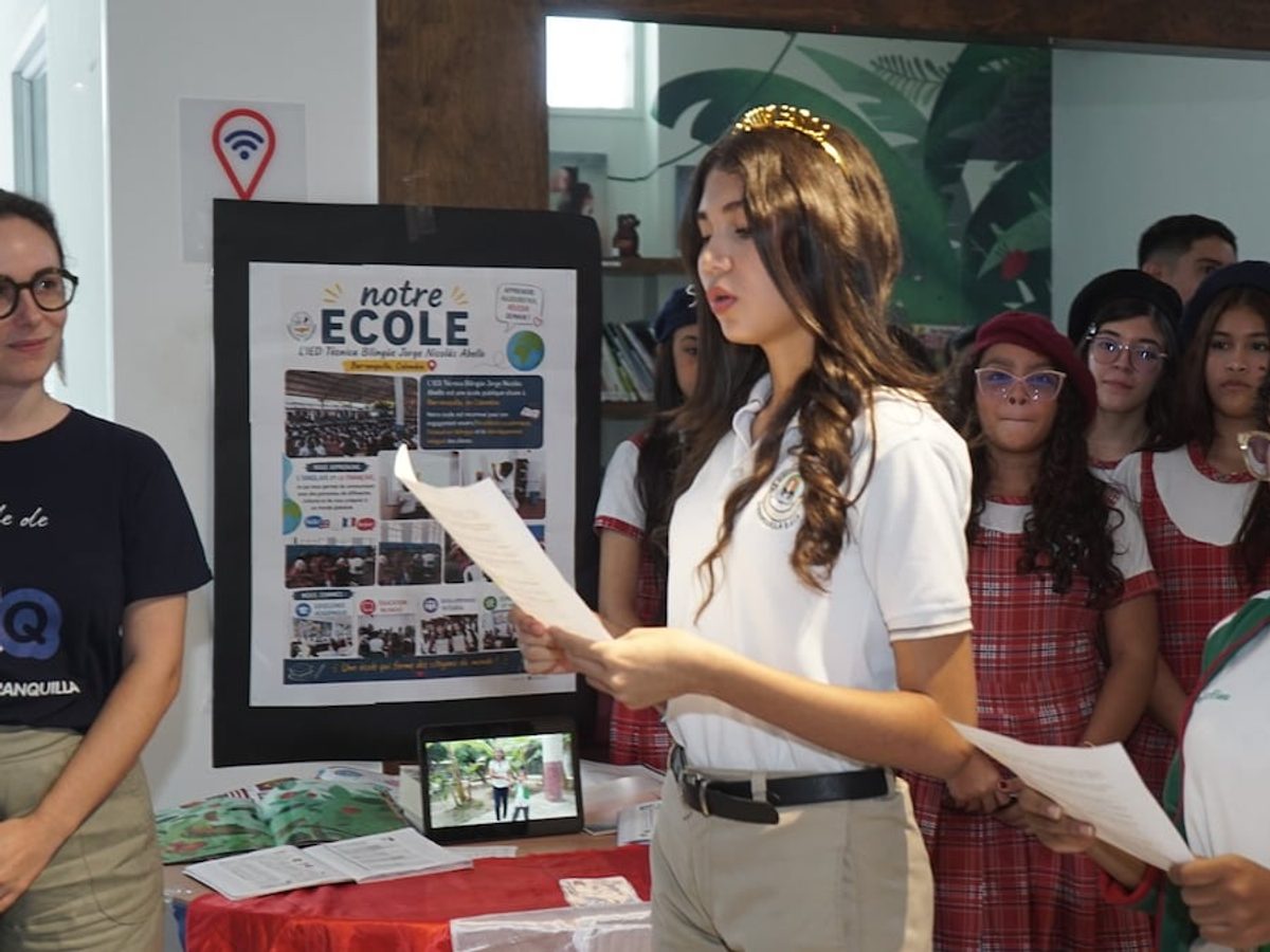 Estudiantes de colegio público aprendiendo francés en un aula de Barranquilla.
