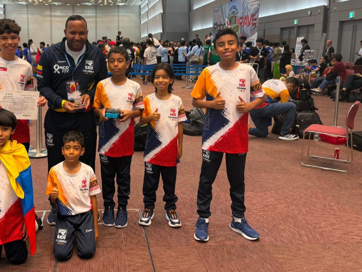 Seis estudiantes barranquilleros celebran un triunfo mundial de robótica en Japón.