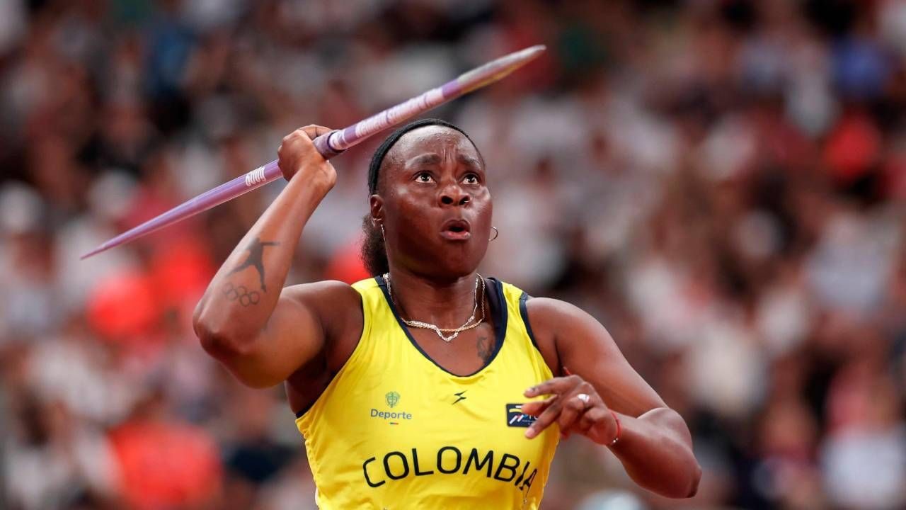 Flor Denis Ruiz compitiendo en lanzamiento de jabalina en una pista de atletismo.