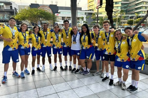 Delegación colombiana de deportistas sordos celebrando con medallas en una competencia internacional.