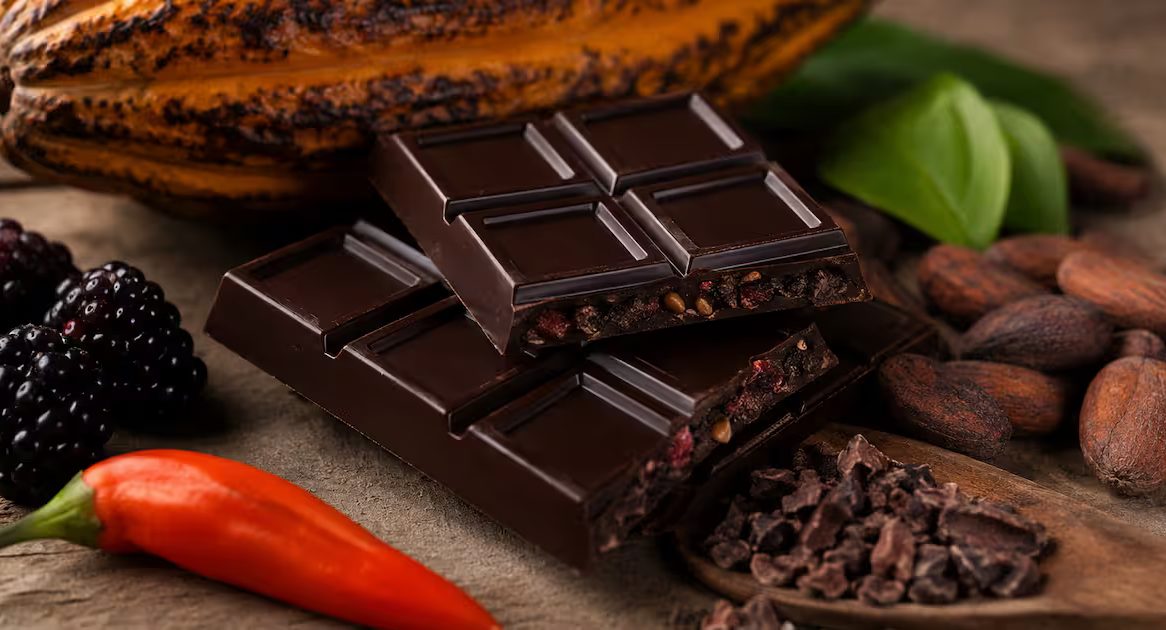 Tableta de chocolate oscuro con ingredientes naturales sobre una superficie limpia.