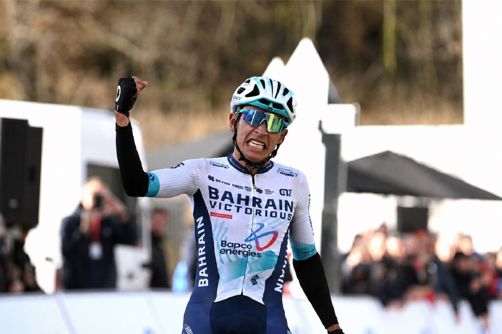 Santiago Buitrago celebrando un triunfo en la montaña de la Vuelta a España.
