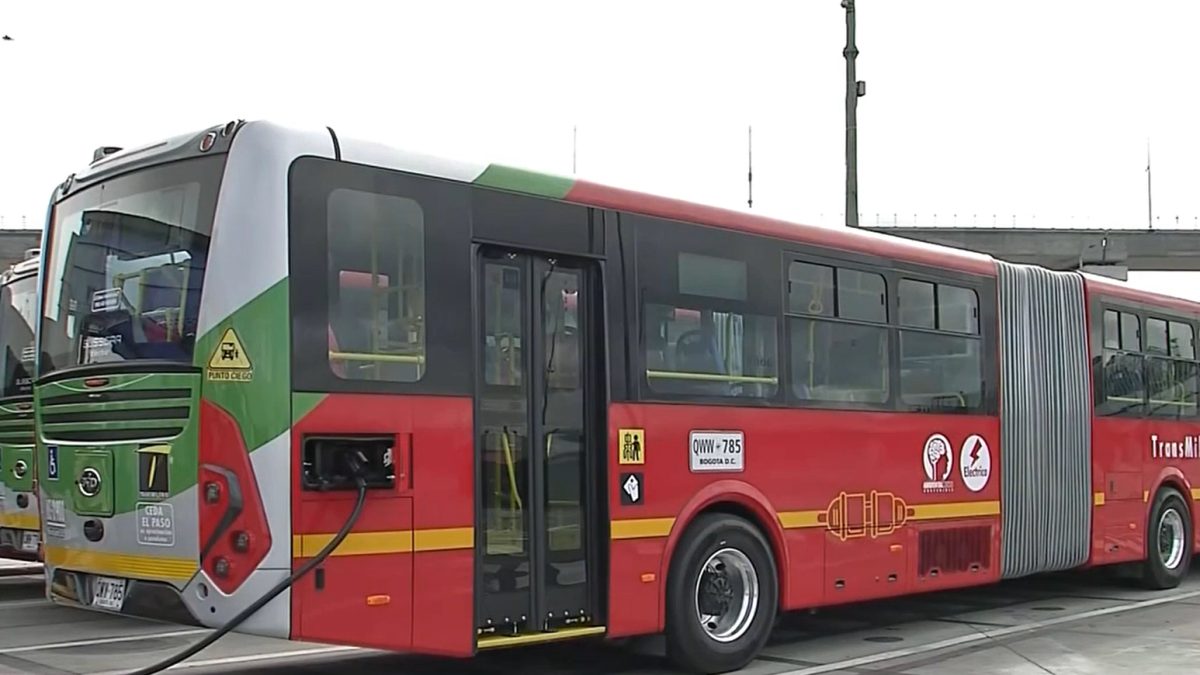 Buses eléctricos en operación dentro del sistema de transporte de Bogotá.