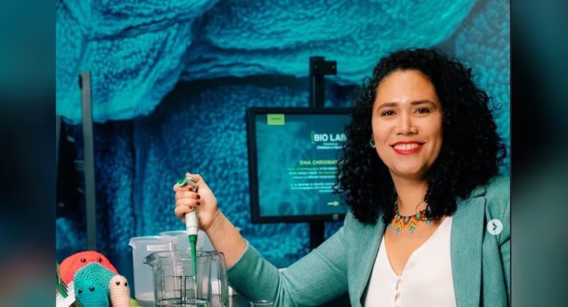 Ana María Porras recibe reconocimiento por su trabajo en ciencia e ingeniería biomédica.