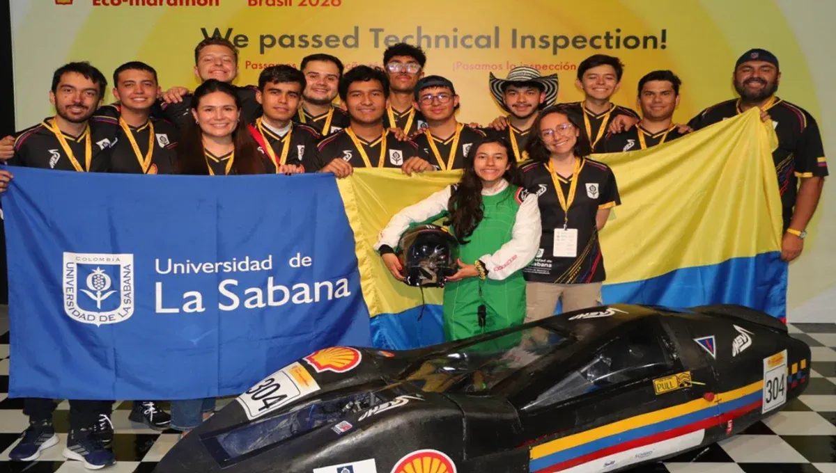 Estudiantes de ingeniería celebrando el logro de un vehículo eléctrico en competencia internacional.