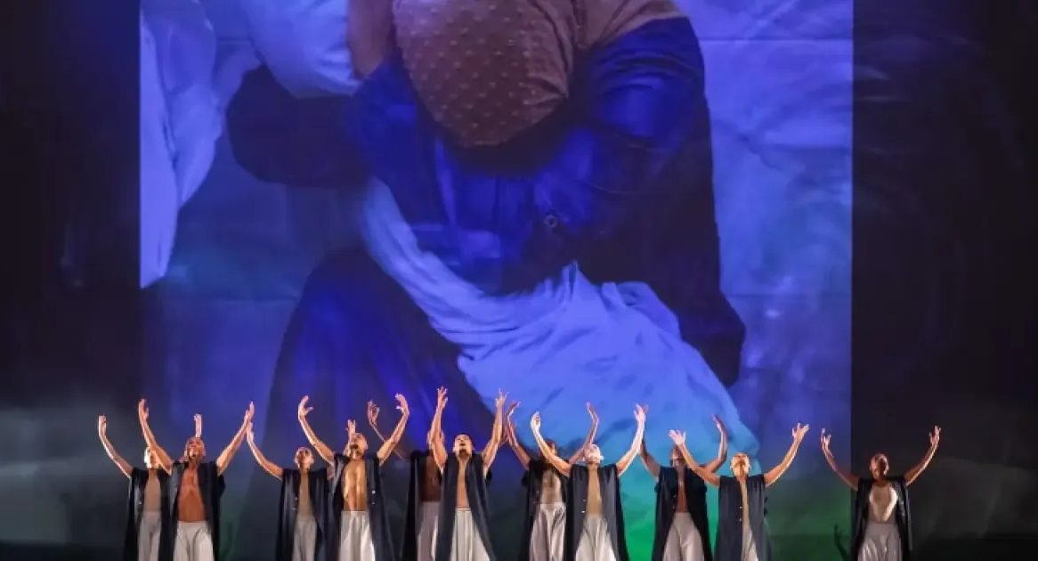 Escenario de danza en una sala de ópera parisina.