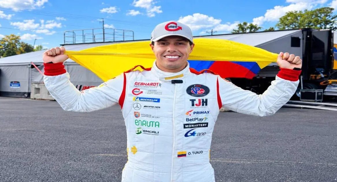 Óscar Tunjo celebrando un título de automovilismo en circuito.