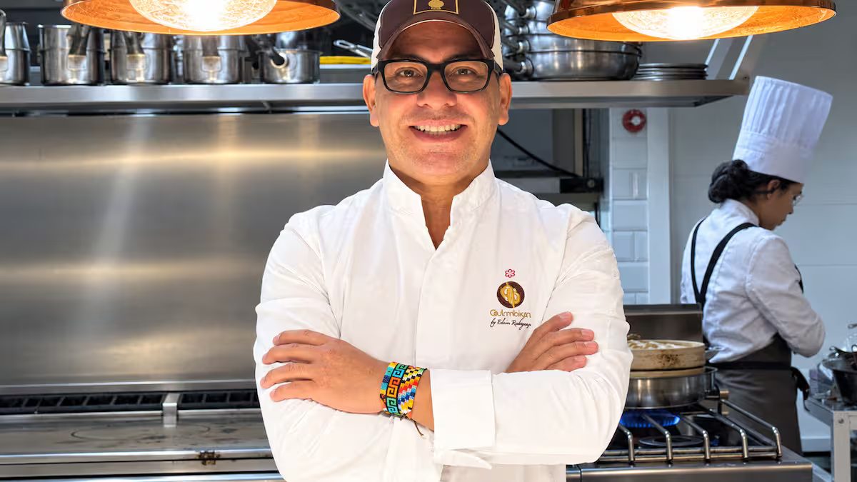 Chef colombiano reconocido en un escenario gastronómico internacional en Madrid.