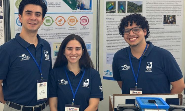 Bebedero inteligente para aves con energía solar y monitoreo ambiental.