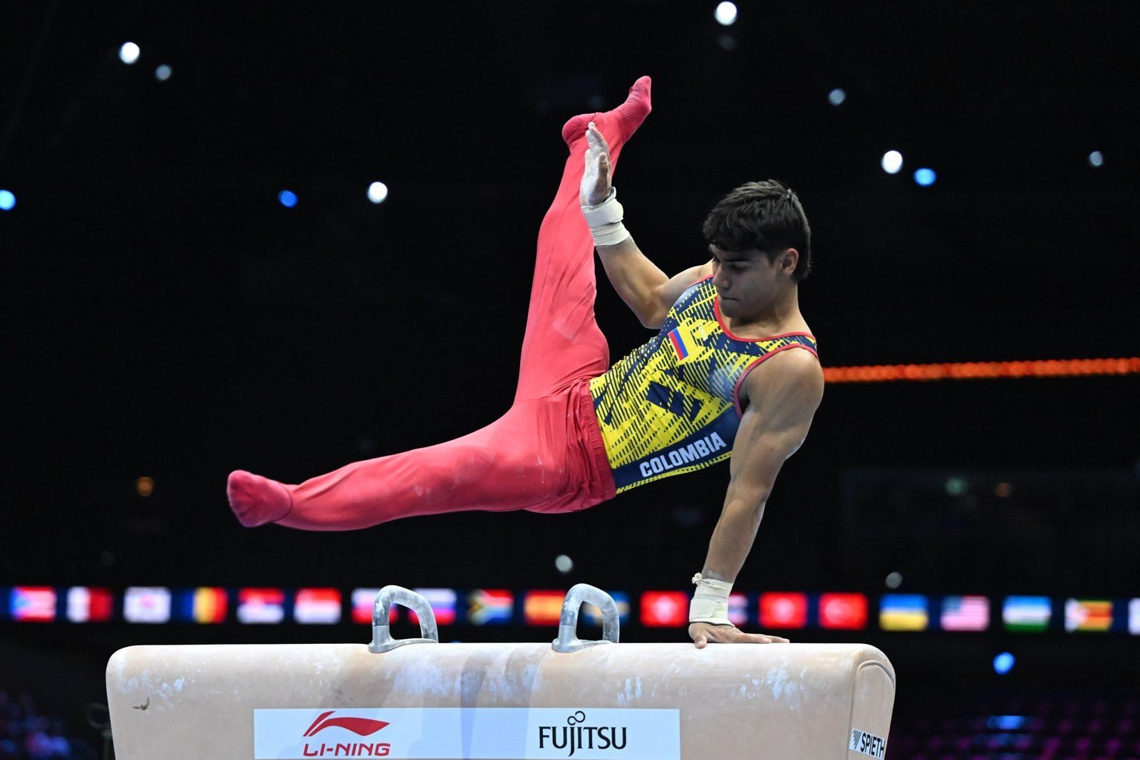Angel Barajas compitiendo en gimnasia artística durante un campeonato mundial.