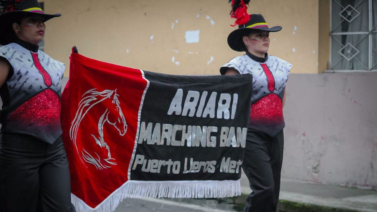 Jóvenes músicos de banda marcial colombiana celebran un reconocimiento internacional.